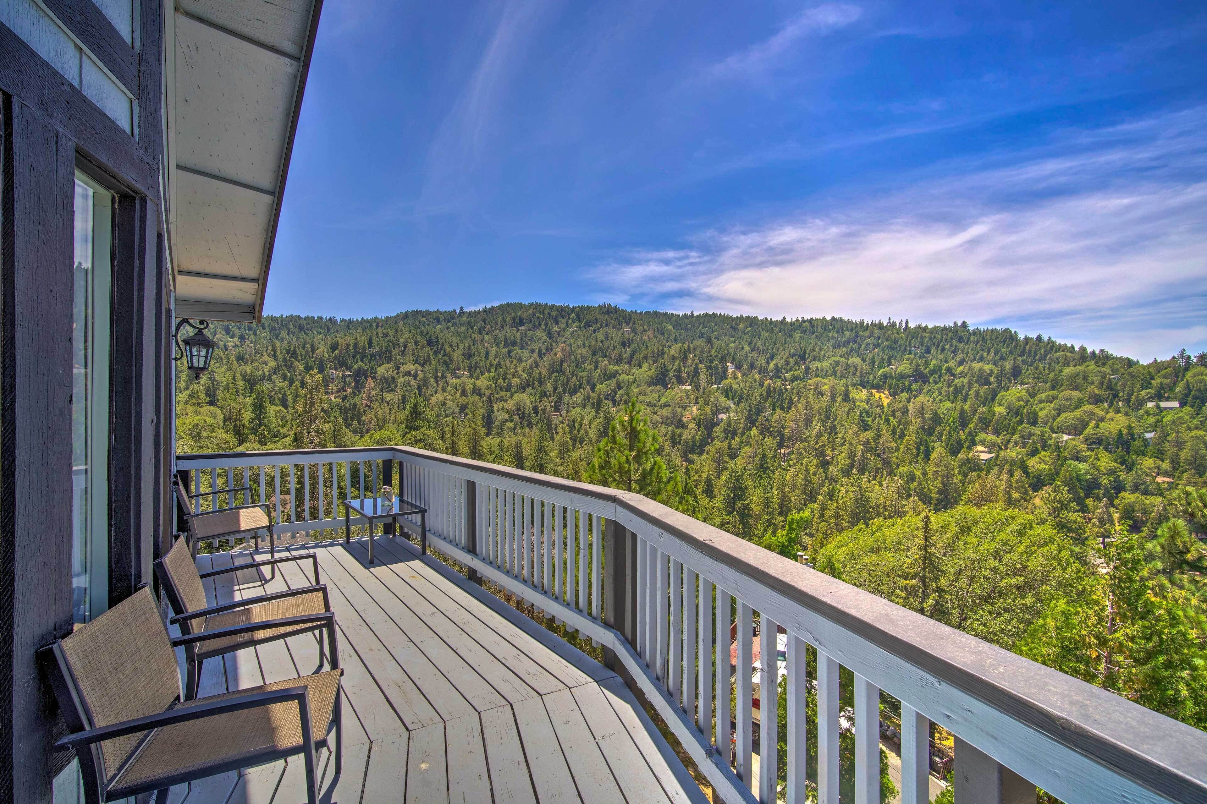 Crestline Escape: Spectacular Views & Hot Tub
