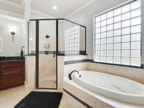 Badewanne, Haartrockner, Handtücher, Shampoo