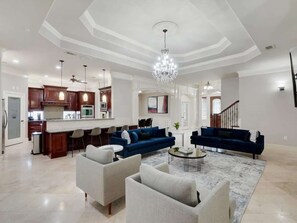 Televisión, chimenea, estéreo y oficina 