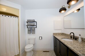 Combined shower/bathtub, hair dryer, towels - A Pinehurst Home : 4  BR, 2.5  BA House in Pinehurst, Sleeps 10 (Pinehurst)
