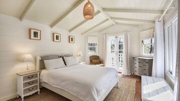 2 habitaciones, escritorio y tabla de planchar con plancha