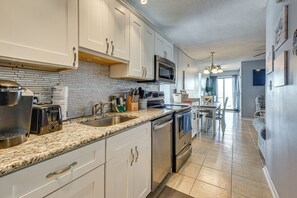 Geladeira, micro-ondas, cooktop, lava-louças