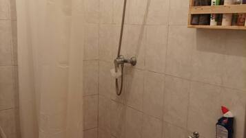 Douche, sĂšche-cheveux, serviettes fournies, savon