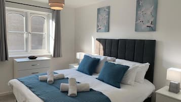2 slaapkamers, een bureau, een strijkplank/strijkijzer, reisbedje