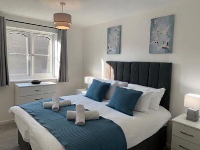 Watford Apartment, T13, Harry Potter, Contractors, Family, London & Free Parking