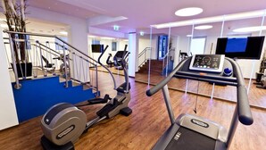 Ein Fitnessraum mit Cardiogeräten, Laufband und Ergometer.