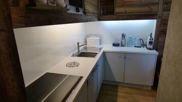 Kühlschrank, Mikrowelle, Herdplatte, Geschirrspüler