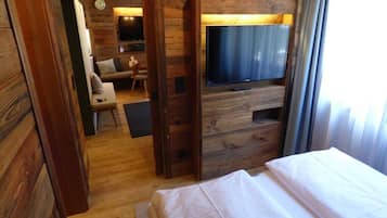 In-room safe, free WiFi, bed sheets