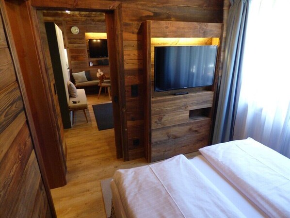 In-room safe, free WiFi, bed sheets