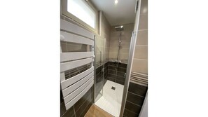 Regadera, toallas, jabón, shampoo 