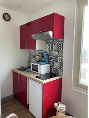 Réfrigérateur, micro-ondes, plaque de cuisson, cafetière/bouilloire