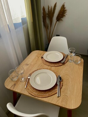 Appartamento | Cucina privata | Frigorifero, piano cottura, pentole/stoviglie/utensili, freezer
