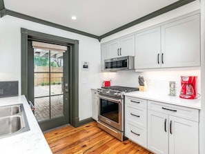 Apartment, 1 Queen-Bett und Schlafsofa, Küche, Gartenblick | Eigene Küche | Kühlschrank, Mikrowelle, Ofen, Herdplatte
