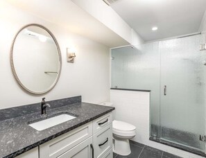 Appartement, 1 queensize bed met slaapbank, keuken, uitzicht op tuin | Badkamer | Handdoeken