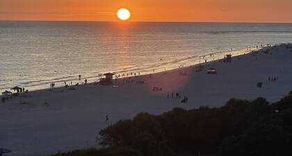 Downtown Single Family Modern Bungalow Close To Beaches And Dining 2 Bedroom Home by RedAwning