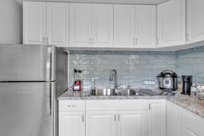 House, 2 Bedrooms | Private kitchen | Fridge, oven, coffee/tea maker, toaster