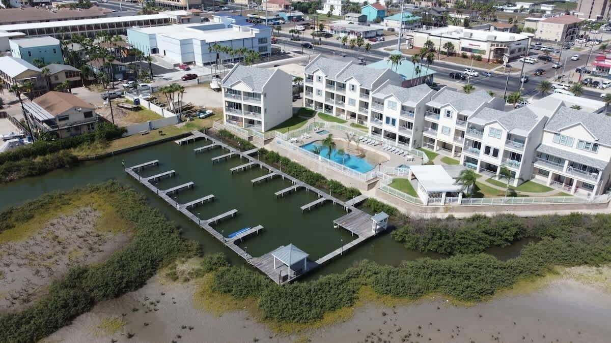 Een hotel met een zwembad, een steiger en een aangrenzend waterlichaam.