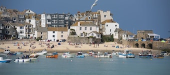 Spindrift, St Ives - an apartment that sleeps 2 guests in 1 bedroom