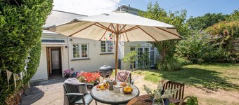 Pump Cottage - a house that sleeps 8 guests in 4 bedrooms