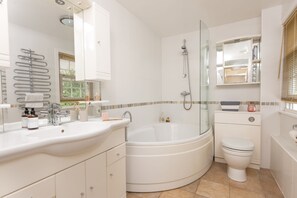 Baignoire, sèche-cheveux, serviettes fournies