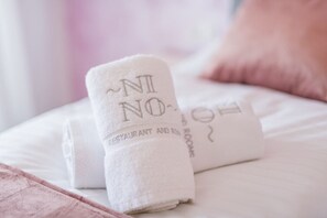 Een douche, een haardroger, handdoeken