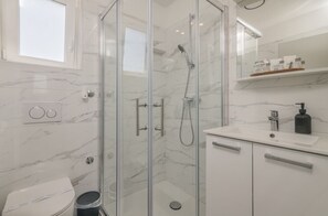 Shower, hair dryer, towels