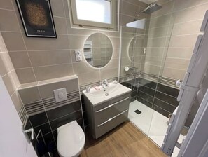 Douche, serviettes fournies, savon, shampoing