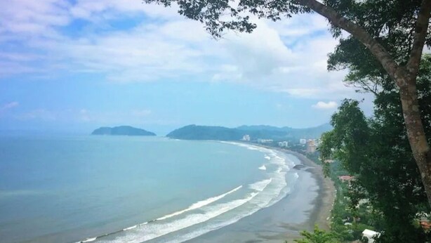 A coastal view with a beach, ocean, and distant islands. - Casa Central Playa Jacó Downtown A Pocos Pasos de la Playa (Jacó)