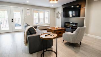 Een smart-tv en een open haard