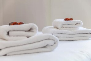 Badewanne, Haartrockner, Handtücher, Seife