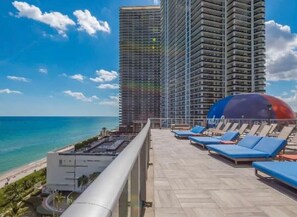 Property grounds - Beachfront Condo|Amazing  Pool |Oceanview Balcony (Hollywood)