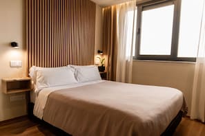 Minibar, coffres-forts dans les chambres, bureau, Wi-Fi gratuit