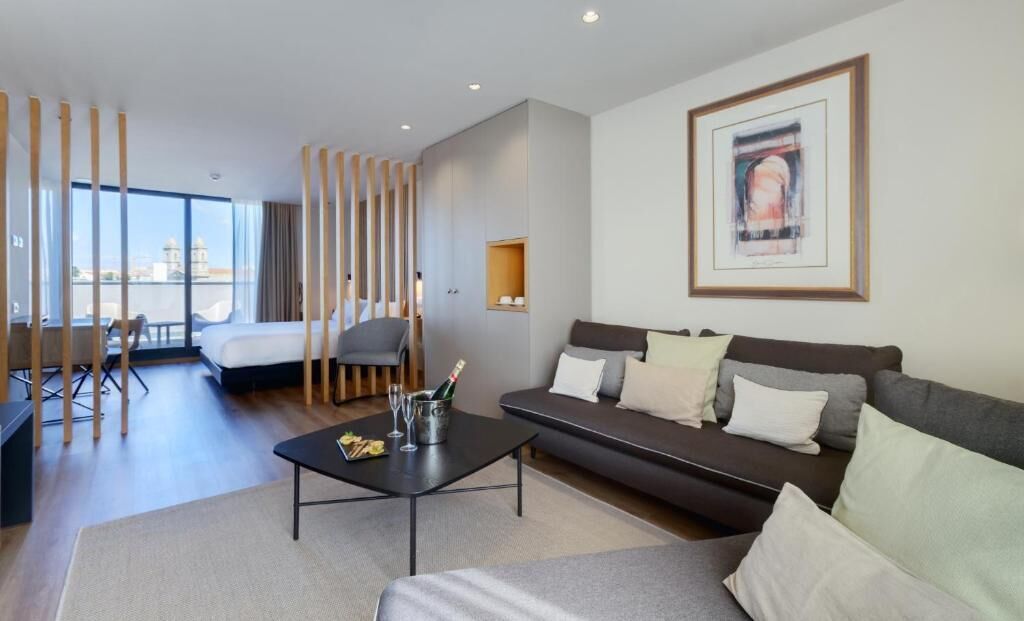 Junior-Suite | Minibar, Zimmersafe, kostenloses WLAN, Bettwäsche