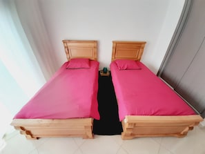 2 bedrooms, iron/ironing board, free WiFi, bed sheets