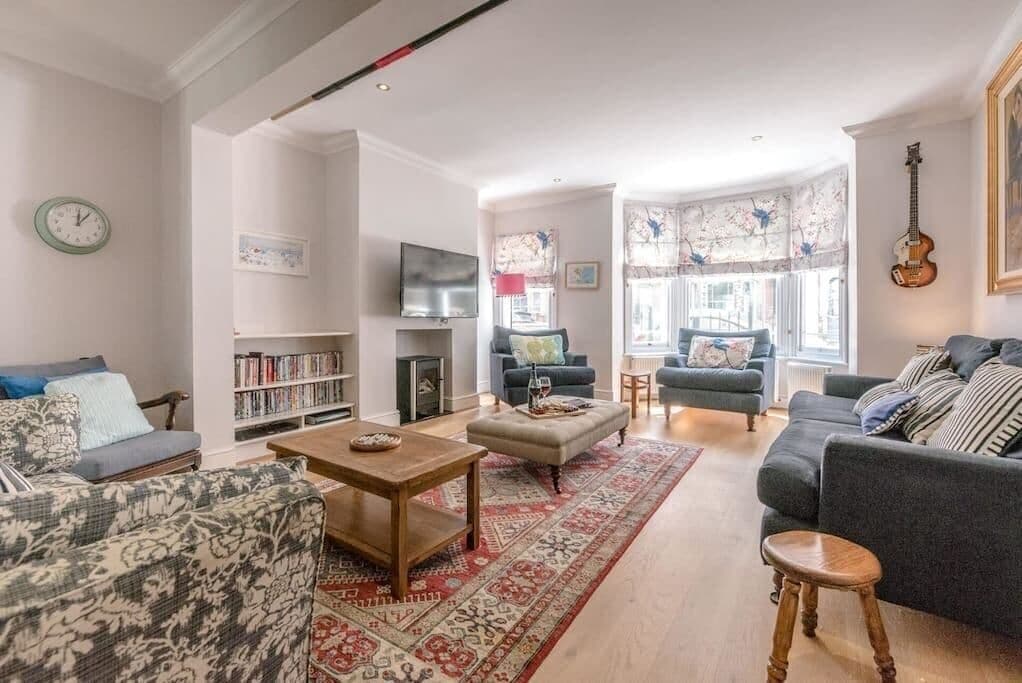 Télévision, cheminée, livres, chaîne hi-fi