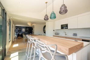 Fridge, oven, dishwasher, cookware/dishes/utensils