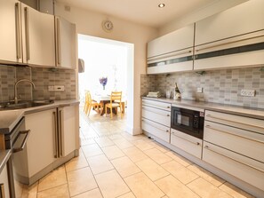 Fridge, dishwasher, electric kettle, toaster - Maesbury Manor (Oswestry)