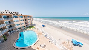 Un hôtel doté d’une piscine, d’un accès à la plage et offrant une vue sur l’océan.