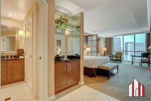 Coffres-forts dans les chambres, bureau, fer et planche à repasser