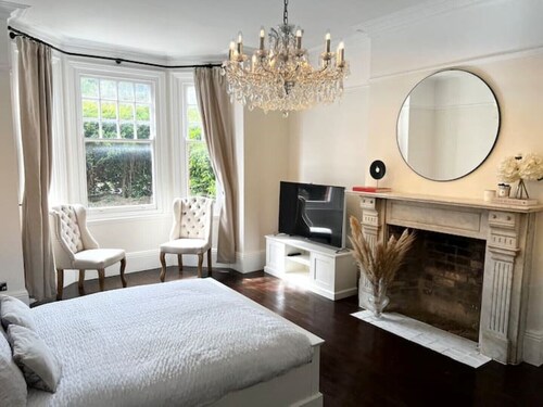 Entire Luxury apartment, 10mins from Cotswolds
