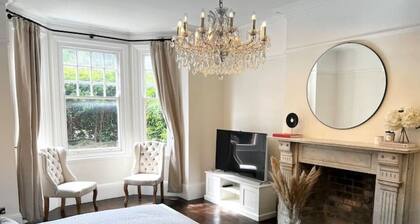 Entire Luxury apartment, 10mins from Cotswolds