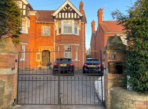 Entire Luxury apartment, 10mins from Cotswolds