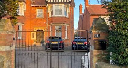 Entire Luxury apartment, 10mins from Cotswolds