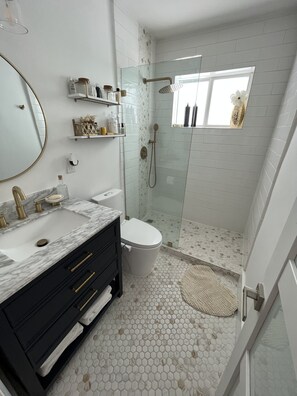 Douche, sèche-cheveux, bidet, savon