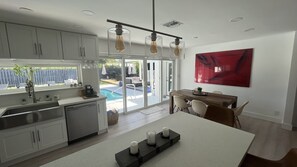 Réfrigérateur, four à micro-ondes, un four, surface de cuisson