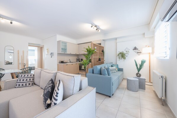 Luxus szoba kétszemélyes ággyal | Nappalirész | Okostévé és irodák