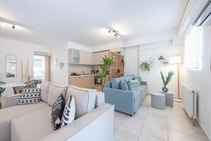 Luxury Double Room | Living area | Smart TV, offices