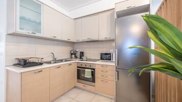 Kamar Double Mewah | Dapur pribadi | Lemari es, microwave, oven, dan kompor