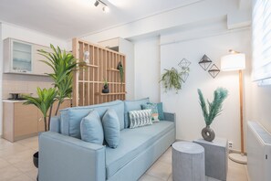 Luxury Double Room | Living area | Smart TV, offices