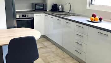 Deluxe Apartment | Private kitchen | Microwave, oven, coffee/tea maker